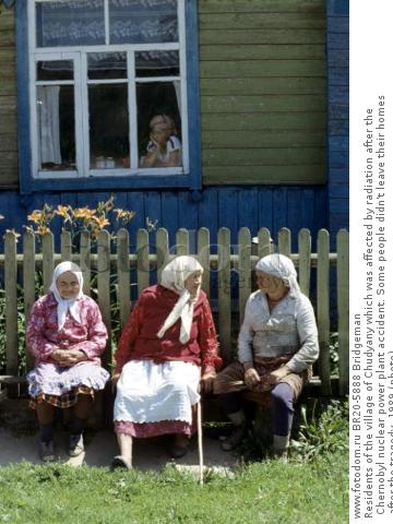 Residents of the village of Chudyany which was affected by radiation after the Chernobyl nuclear power plant accident. Some people didn't leave their homes after the tragedy, 1989 (photo)