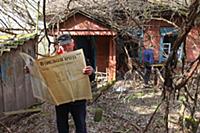 Mikhail Zbarovsky reads an old issue of Gomelskaya