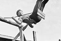 СССР - 70-е годы. На фото: мальчик на качелях.
