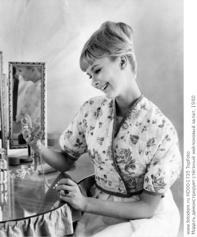 Модель демонстрирует стёганый нейлоновый халат, 1960. TopFoto. HD00-1735. Модель демонстрирует стёганый нейлоновый халат, 1960. TopFoto. HD00-1735.