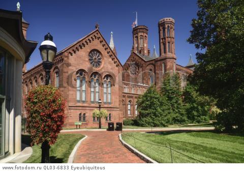 USA, Washington DC, National Mall, Smithsonian Castle, Tourist Information Centre for Smithsonian Museums.