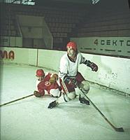 Кадр из фильма «Такая жесткая игра - хоккей», (198