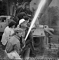 Съемки фильма «Портрет с дождем», (1977). На фото: