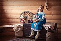 Девочка в русской народной одежде с куклой
