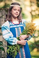 Портрет девочки с цветами в русской народной одежд