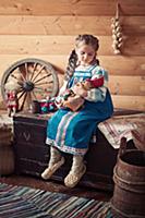 Девочка в русской народной одежде с куклой
