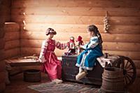 Девочки играют в куклы в русской народной одежде