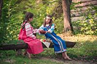 Девочки с цветами в русской народной одежде