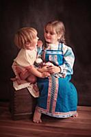 Девочка и мальчик в русской народной одежде