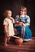 Девочка и мальчик в русской народной одежде