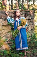 Портрет девочки с цветами в русской народной одежд