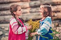 Девочки с цветами в русской народной одежде разгов
